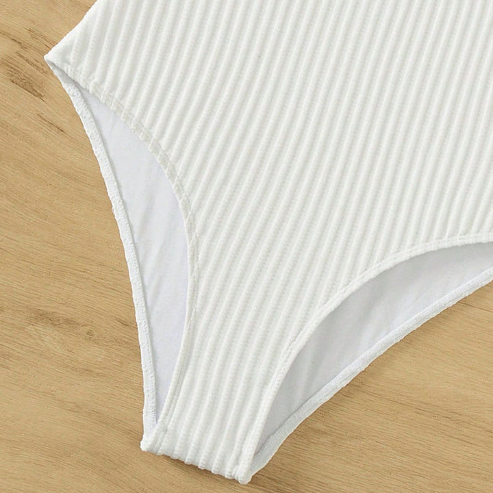 Damen Einteiler Badeanzug mit schickem Cut-Out und dekorativem Gold-Detail Drune