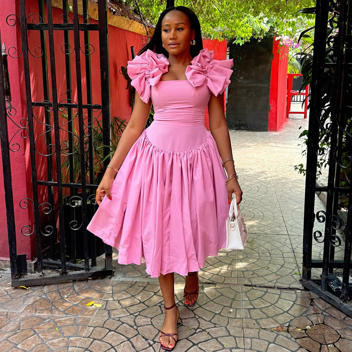 Damen Kleid mit voluminösen Rüschenärmel und figurbetontem Oberteil Drune