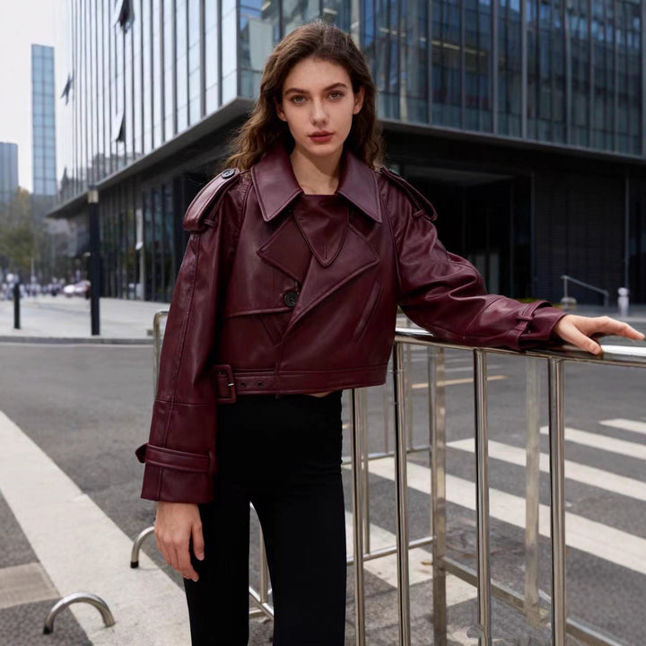 Damen nan cropped Kunstleder-Trench mit Schulterklappen, taillierendem Gürtel und verstellbaren Manschetten Drune