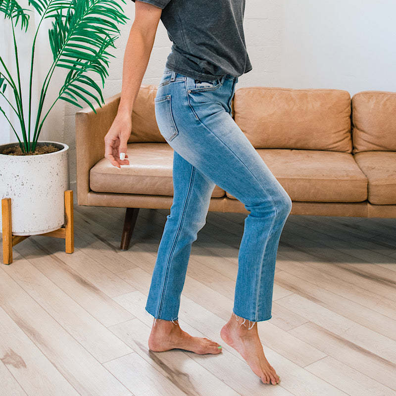 Damen Hochtaillierte Jeans im Used-Look mit Knopfleiste und ausgefransten Säumen Drune