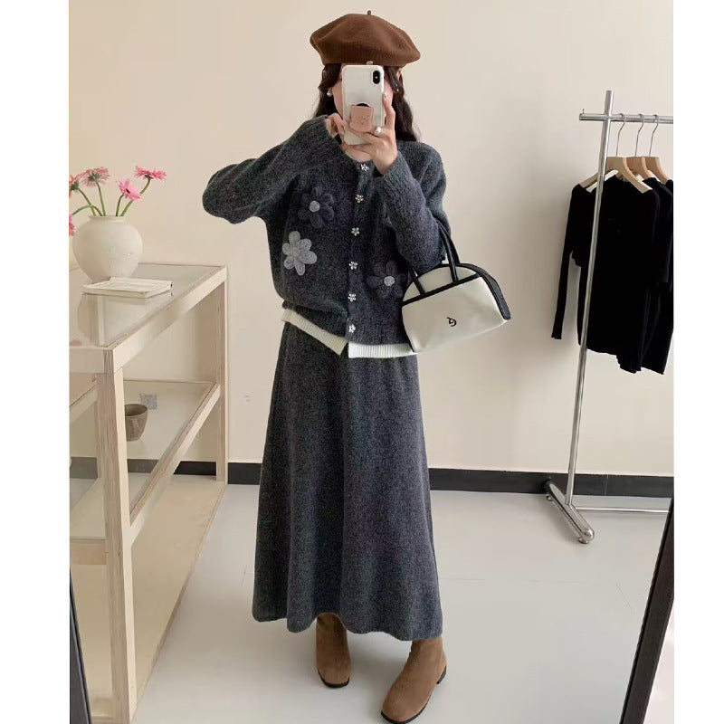 Damen Strickjacke mit floralen Applikationen und Maxi-Rock Drune