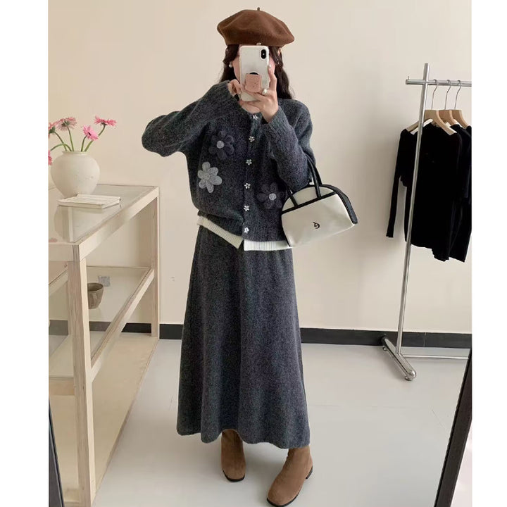 Damen Strickjacke mit floralen Applikationen und Maxi-Rock Drune