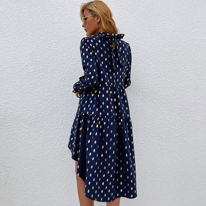Damen Rüschenkleid mit goldenen Akzenten und hohem Kragen Drune