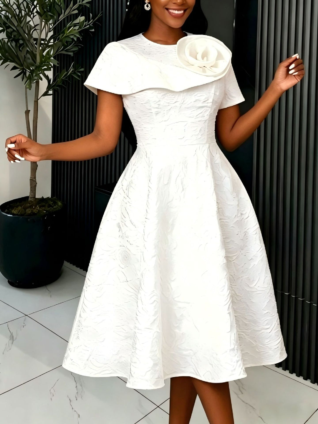Damen festliches Kleid mit kunstvollem Blumendekor und wunderschöner Drapierung Drune