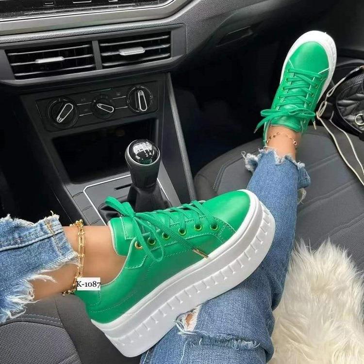 Damen Plateau-Sneaker mit glänzender Oberflächenstruktur und rutschfester Sohle Drune