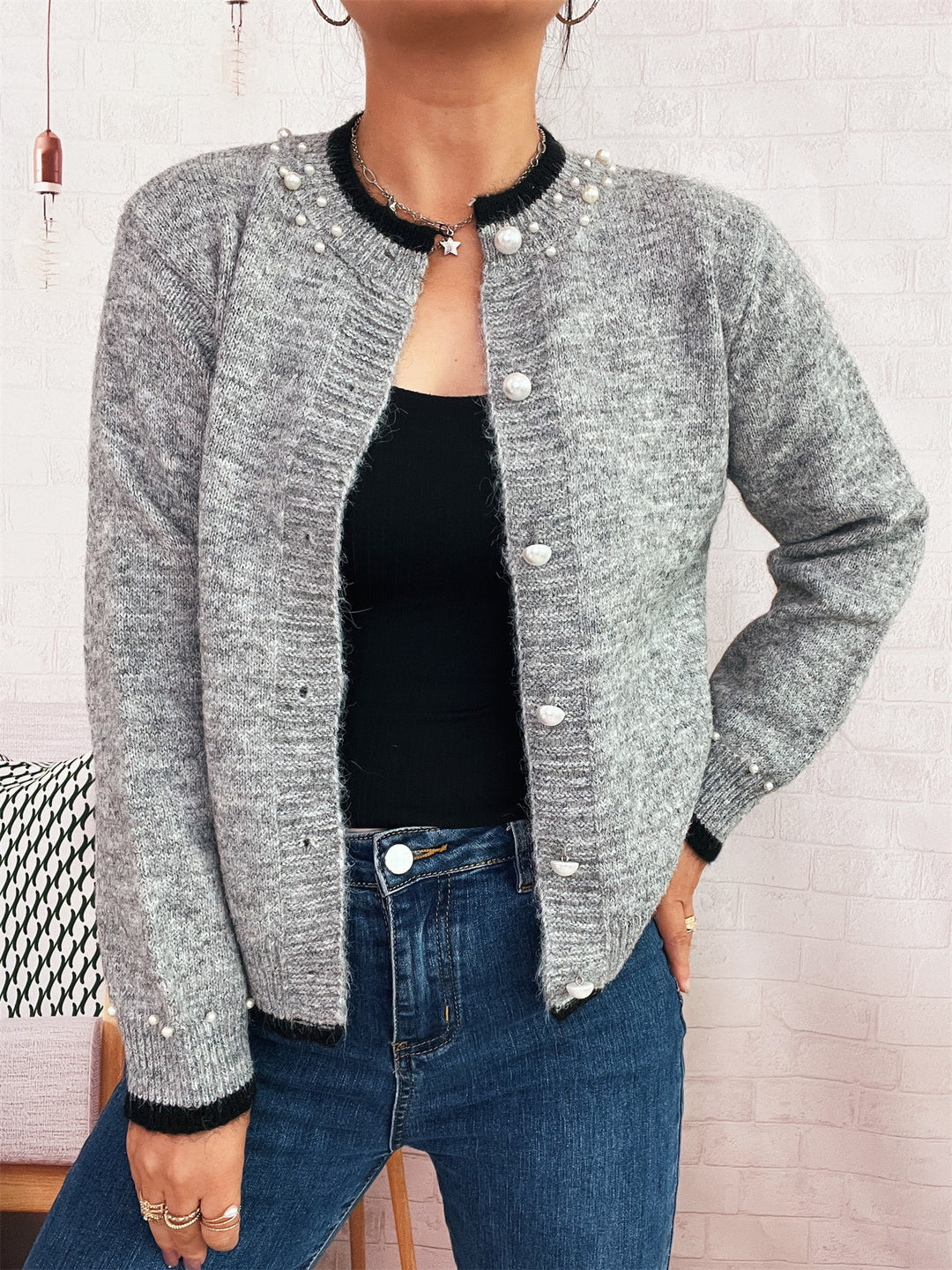 Damen edle Strickjacke mit dekorativen Knopfdetails und Perlenverzierungen Drune