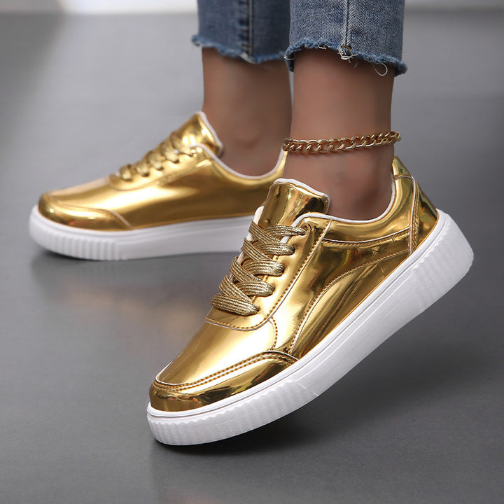 Damen nan niedrig geschnittener Sneaker mit spiegelnder Lackoberfläche, gepolstertem Schaft und erhöhter Laufsohle mit Rillenprofil Drune