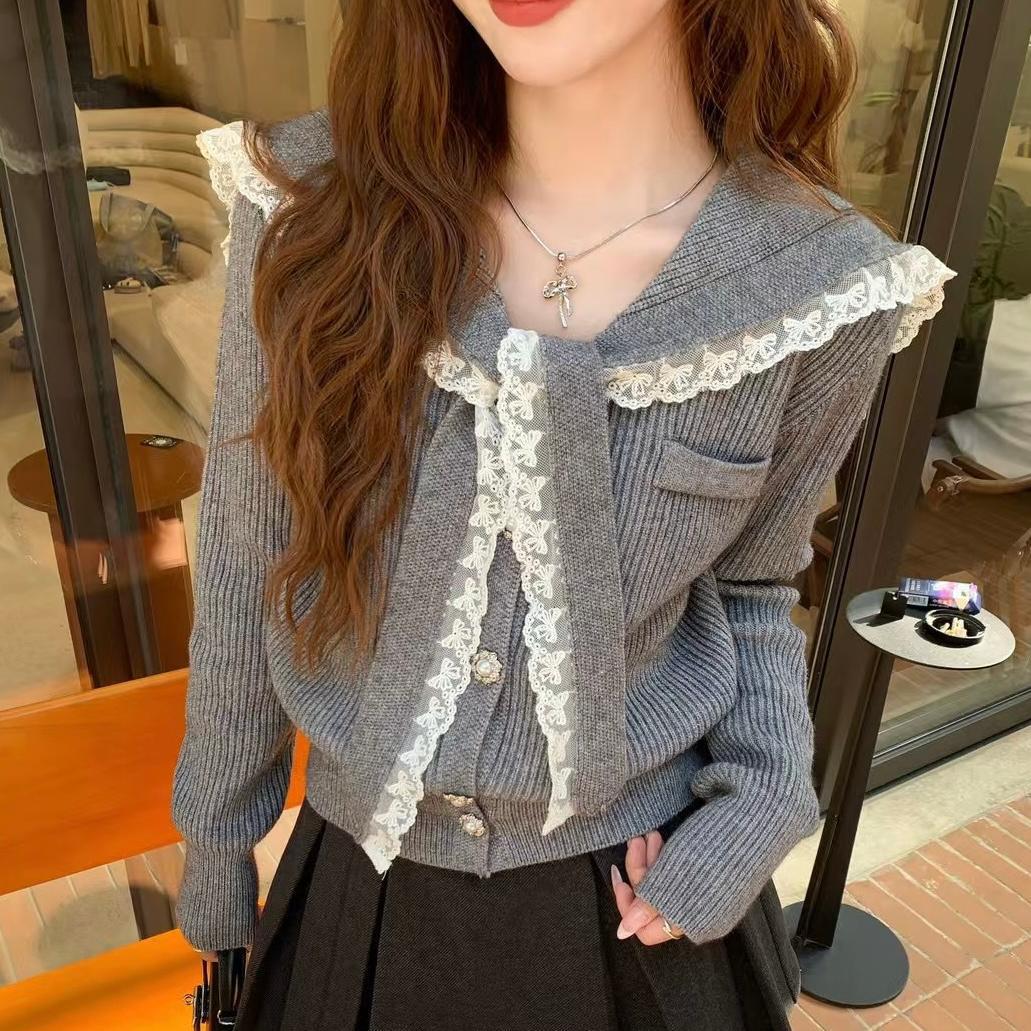 Damen Strickjacke mit Rüschen-Halsband und dekorativen Knöpfen Drune