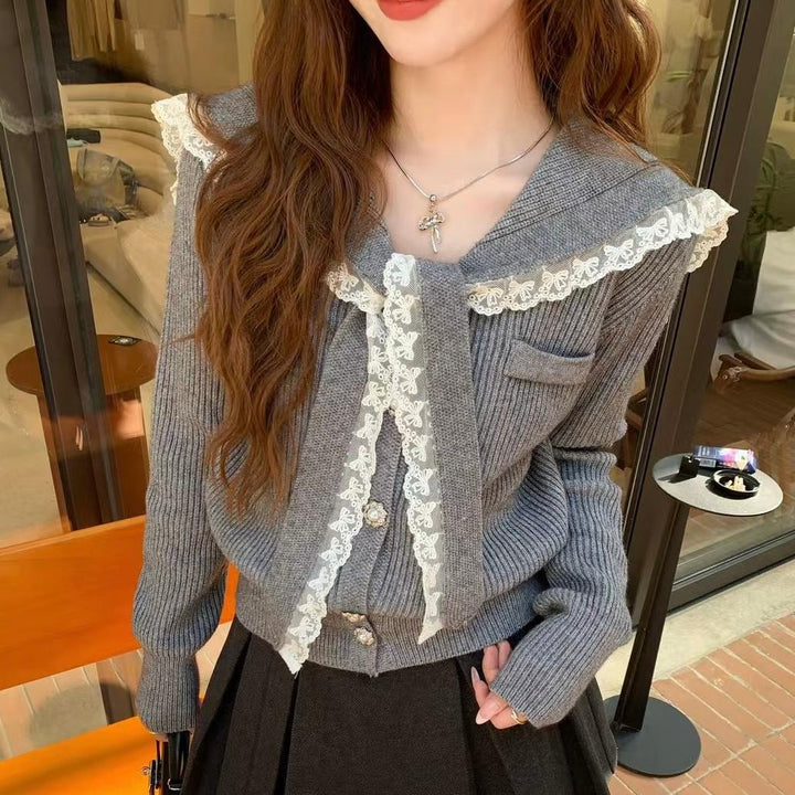 Damen Strickjacke mit Rüschen-Halsband und dekorativen Knöpfen Drune