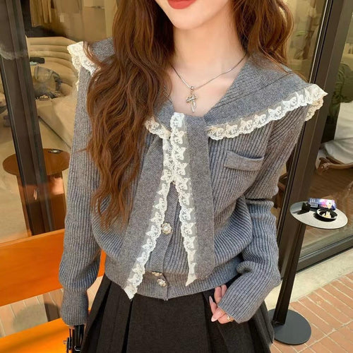 Damen Strickjacke mit Rüschen-Halsband und dekorativen Knöpfen Drune