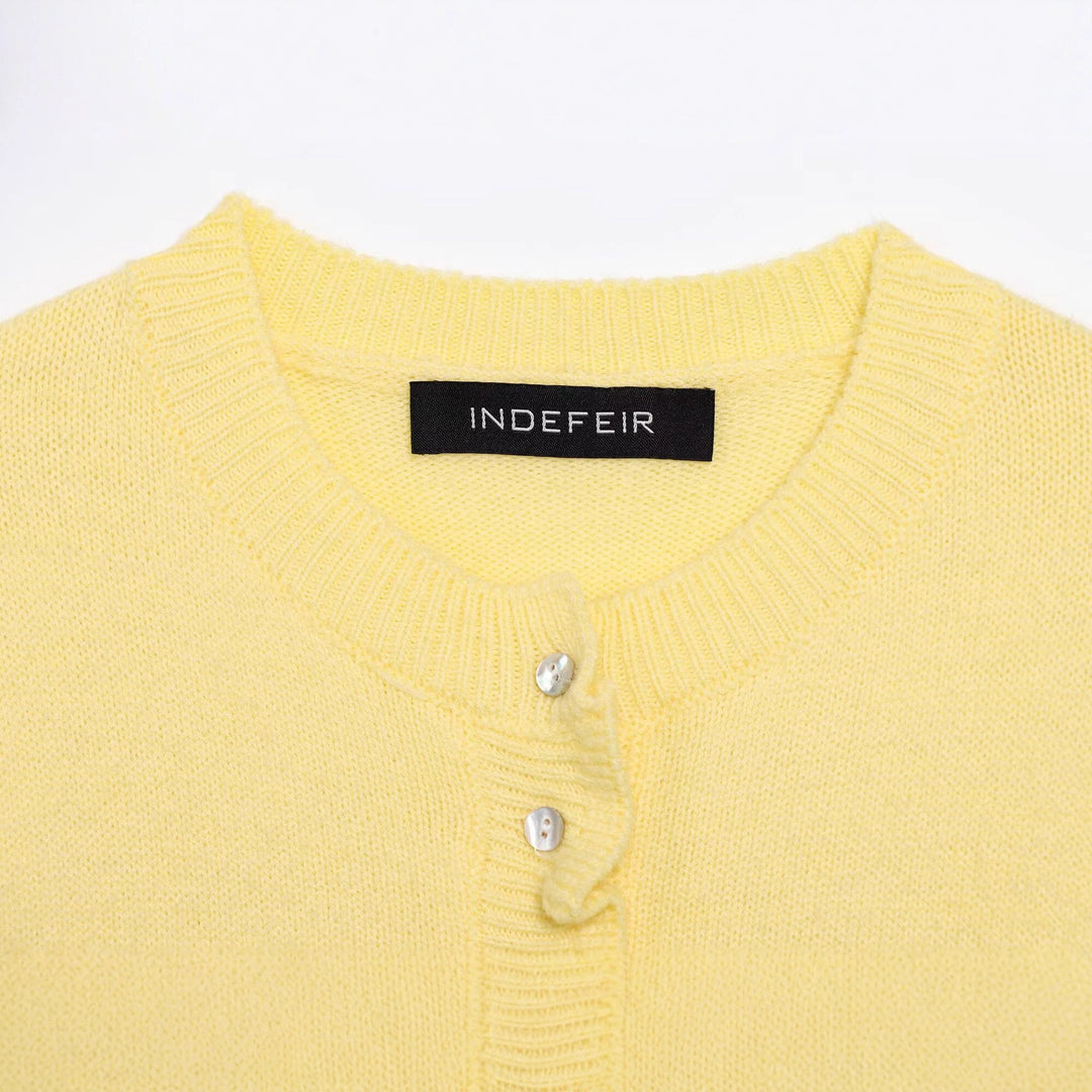 Damen Strickjacke mit Rüschendetails und dekorativen Knöpfen Drune
