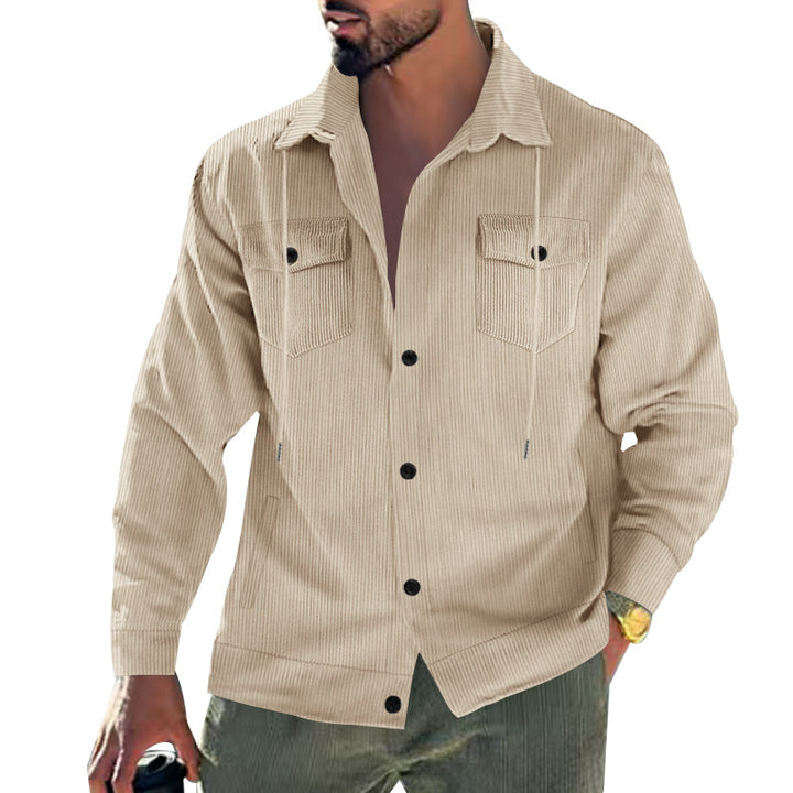Herren nan Cordjacke mit Stehkragen, Kordelzug, durchgehender Knopfleiste und aufgesetzten Brustklappen Drune