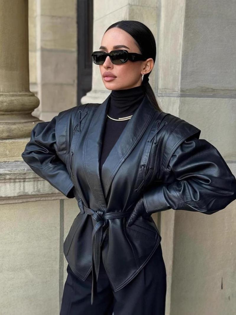 Damen modische Bikerjacke mit dekorativen Schnürdetails und eleganter Taillierung Drune