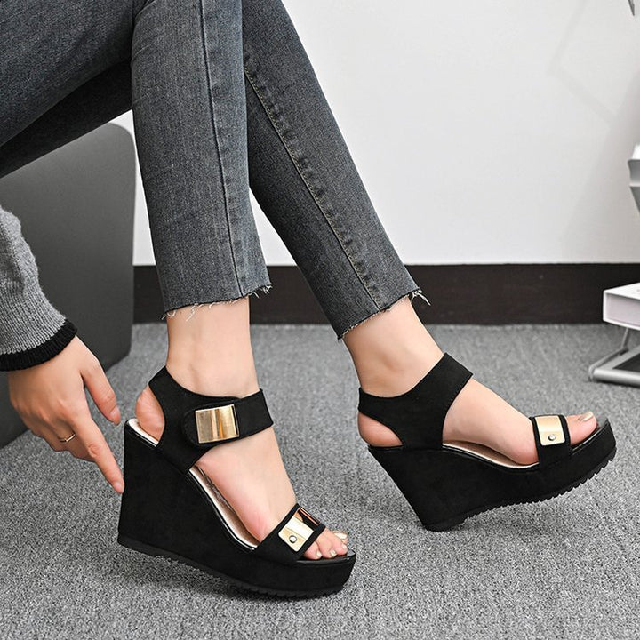 Damen nan Keilabsatz-Sandalette mit Plateau und metallischen Details Drune