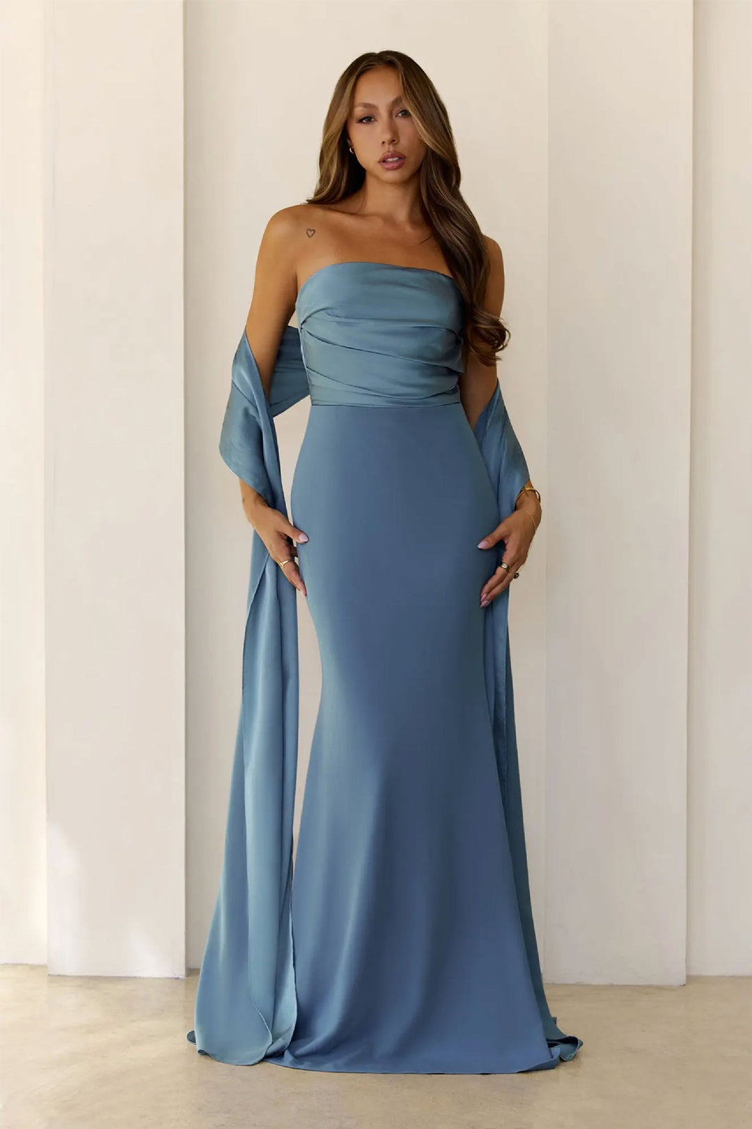 Damen Elegantes Abendkleid mit schulterfreiem Design und fließendem Stoff Drune