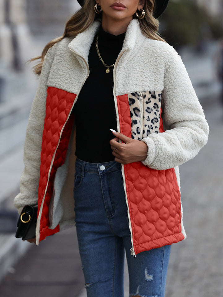 Damen Fleecejacke mit modernen Patchwork-Details und tierischem Muster Drune