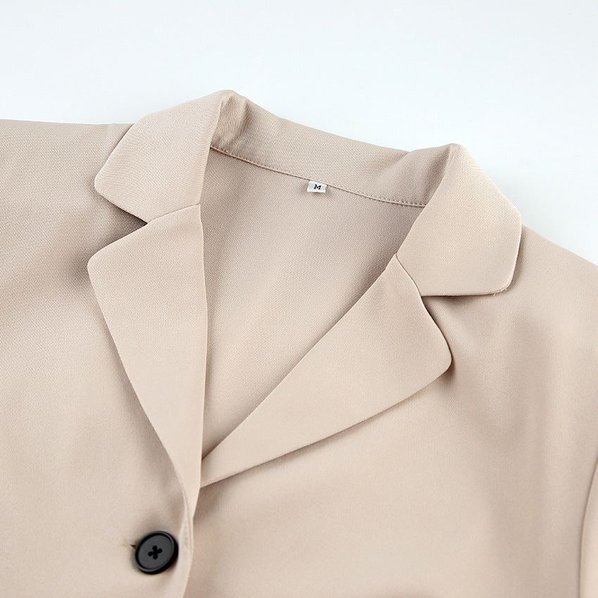 Damen schickes Anzug-Set mit eleganten Federn an den Ärmeln und hohem Bund Drune