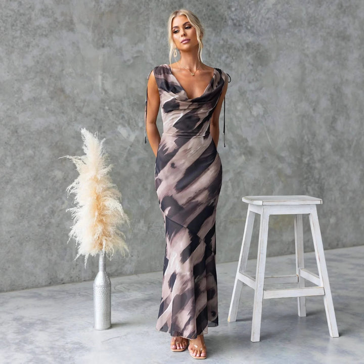 Damen Maxikleid mit elegantem Wasserausschnitt und floralen Akzenten Drune