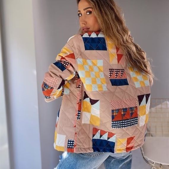 Damen gesteppte Übergangsjacke mit buntem Patchwork-Muster und großen Taschen Drune