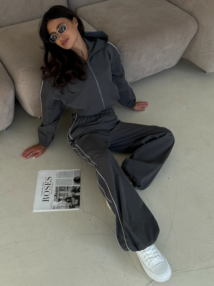 Damen sportliches Set mit funktionalem Kapuzenoberteil und lockerer Hose Drune