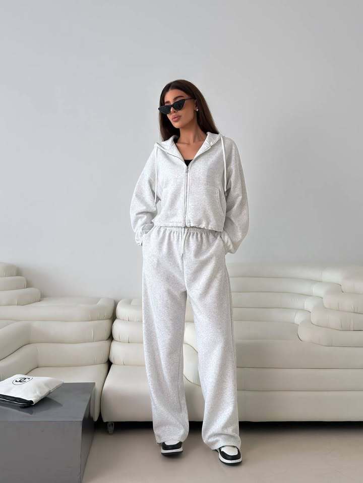 Damen modischer Hoodie mit kurzem Schnitt und passenden Jogginghosen Drune