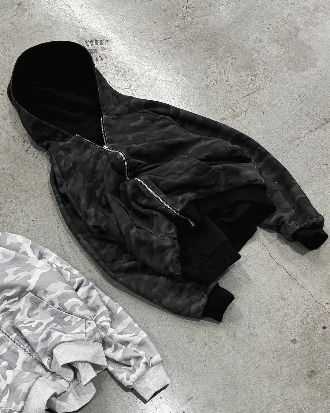 Damen Urbaner Kapuzenpullover mit camouflage Muster und breiten Bündchen Drune