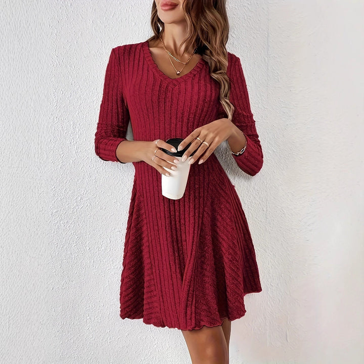 Damen Strickkleid mit V-Ausschnitt und Rüschendetails Drune