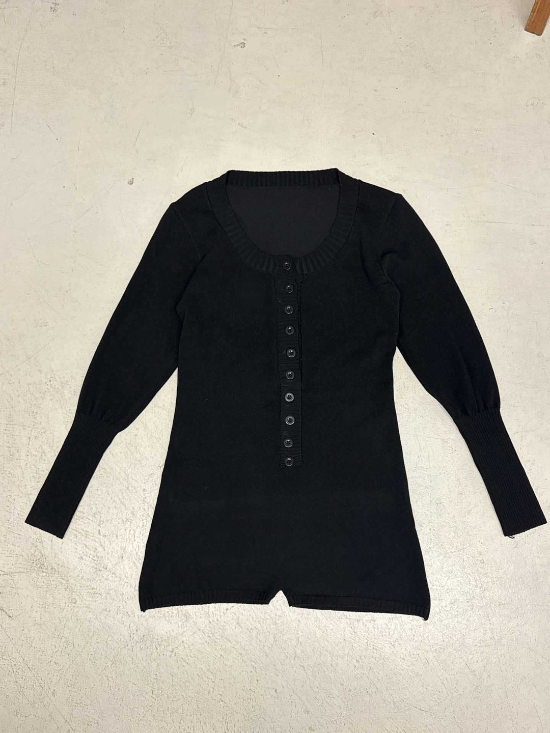 Damen nan figurbetontes Feinstrick-Minikleid mit durchgehender Knopfleiste, U-Boot-Ausschnitt und verlängerten Rippbündchen Drune