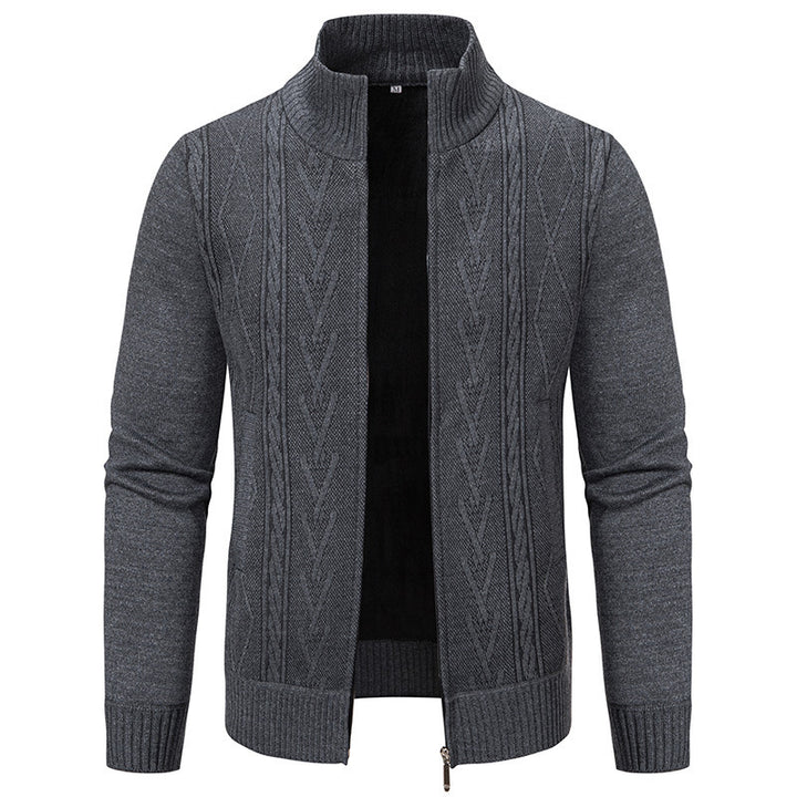 Herren Strickjacke mit modernem Zopfmuster und hohem Stehkragen Drune
