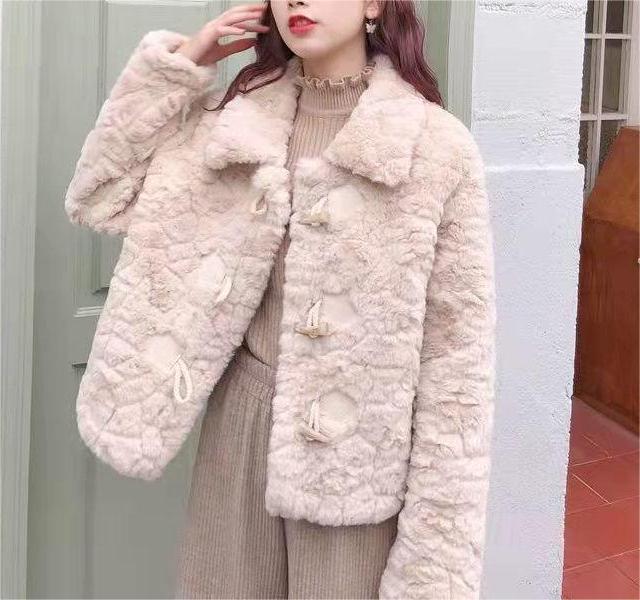 Damen elegante Kunstfelljacke mit schickem Kragen und dekorativen Knopfdetails Drune