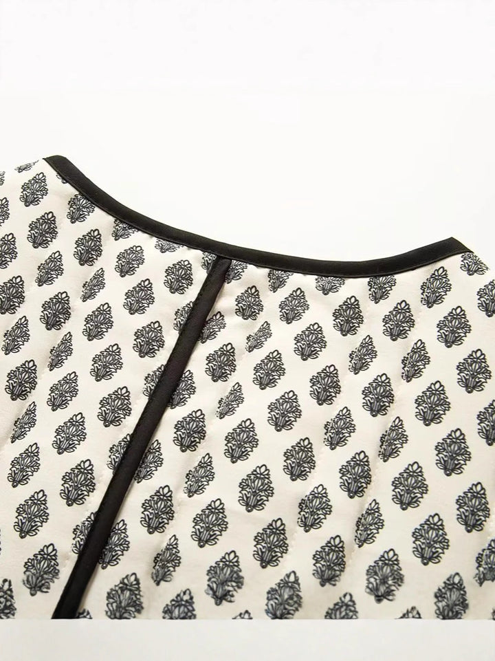 Damen gesteppte Jacke mit dekorativen Taschen und modernem Print Drune