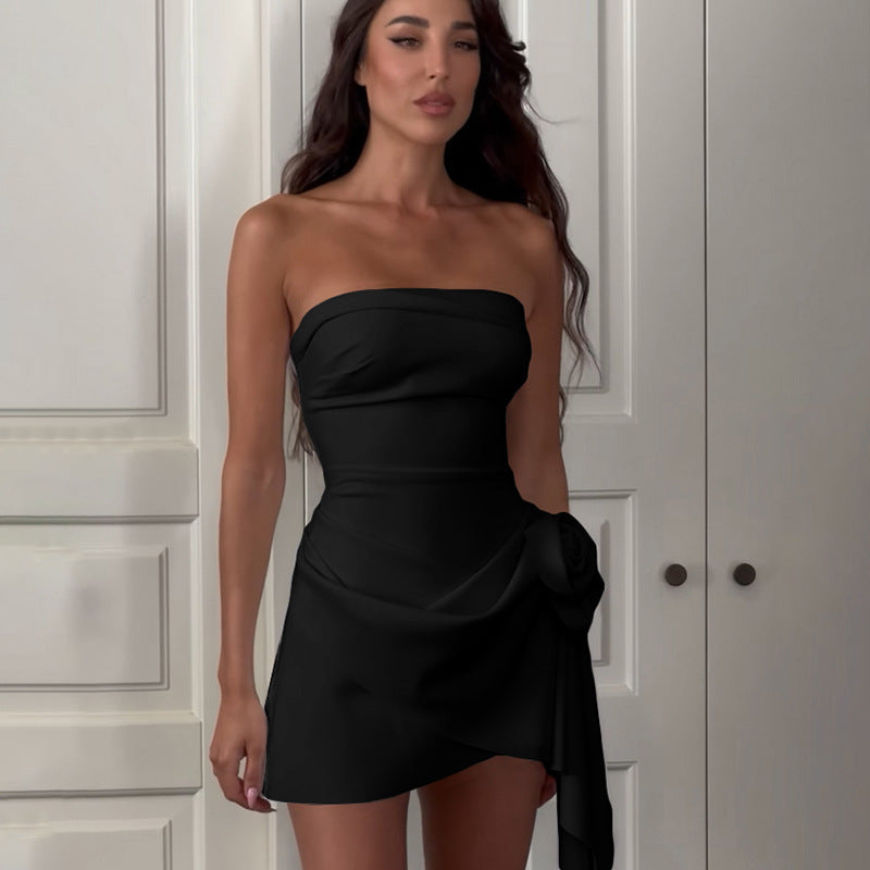 Damen Wickelkleid mit trägerlosem Design und dekorativem Blumen-Detail Drune