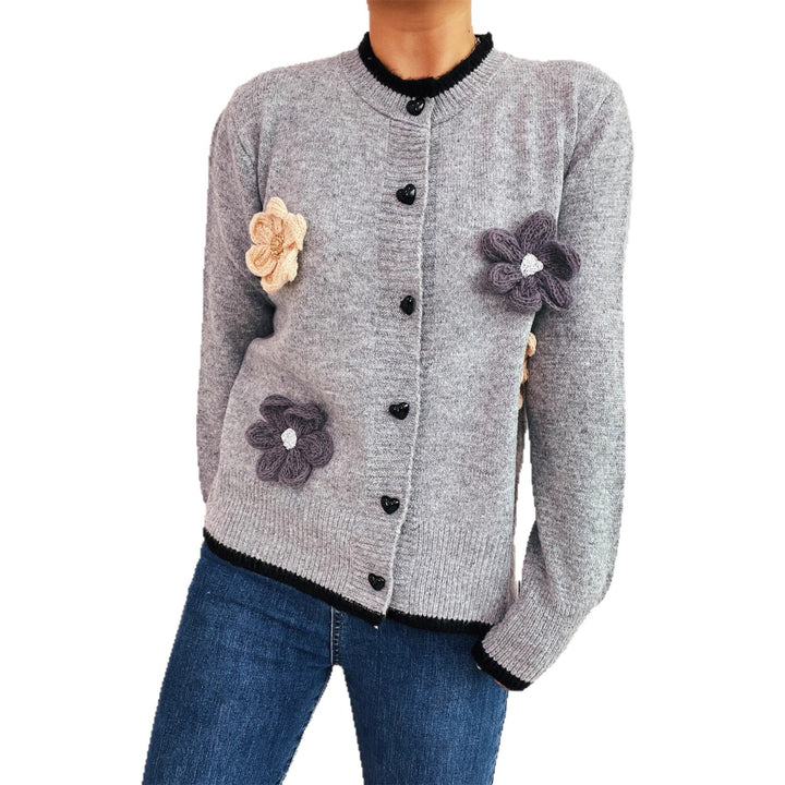 Damen Strickjacke mit floralem Design und dekorativen Herzknöpfen Drune