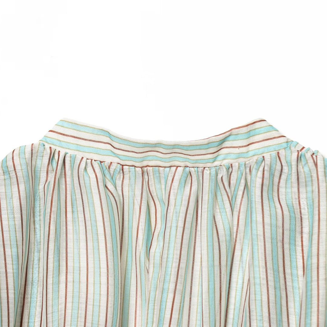 Damenbluse mit tiefem V-Ausschnitt und eleganten Rüschendetails Drune