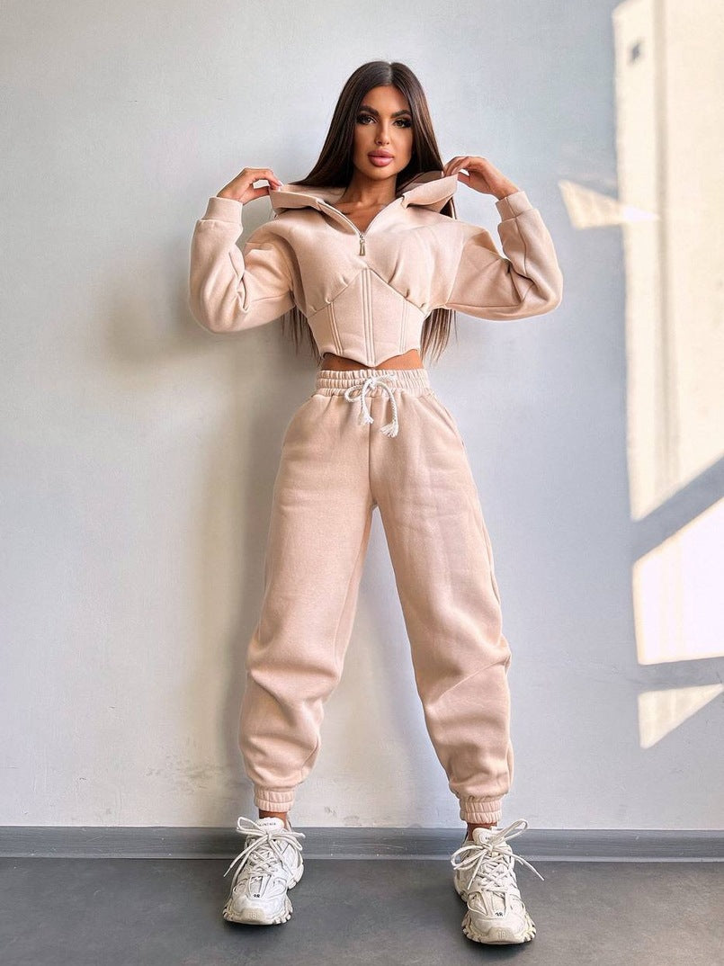 Damen Sportoutfit mit trendiger cropped Jacke und modischen Jogginghosen Drune