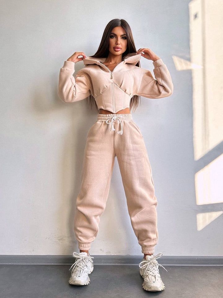 Damen Sportoutfit mit trendiger cropped Jacke und modischen Jogginghosen Drune
