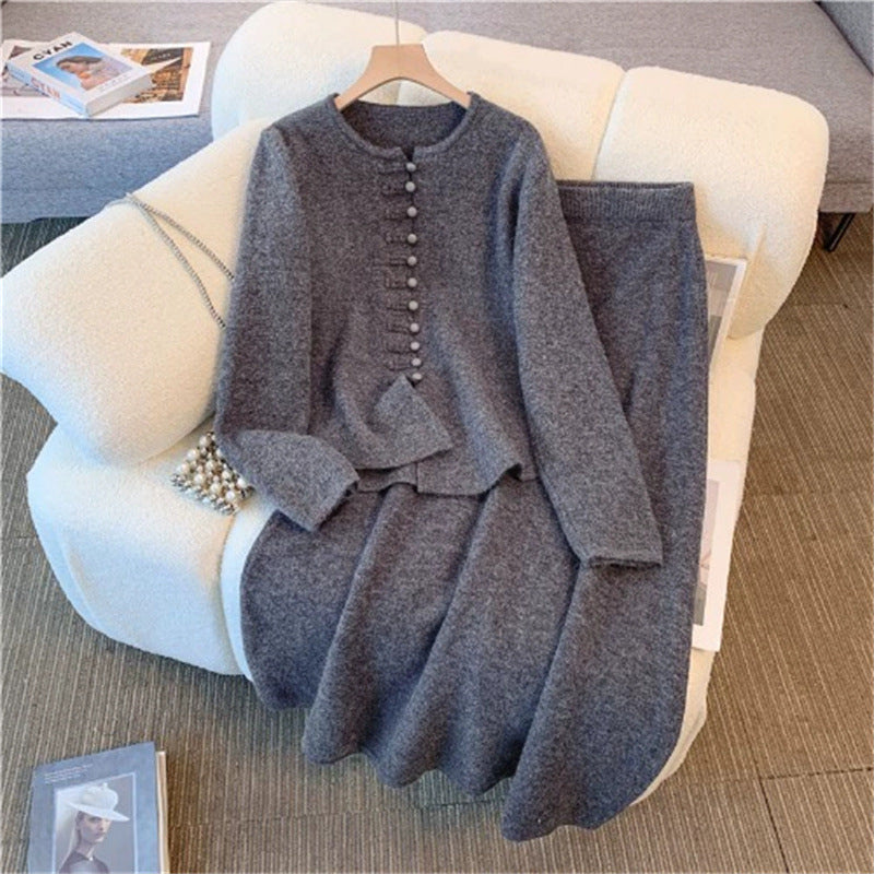 Damen Strickensemble mit klassischem Knopfdesign und fließendem Rock Drune