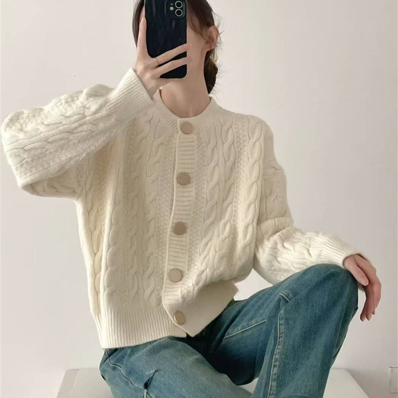 Damen Strickjacke mit Kabelmuster und großen Knopfdetails Drune