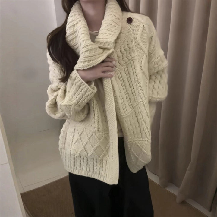 Damen Grobstrickjacke mit hochstehendem Kragen und einzigartigen Zopfmustern Drune