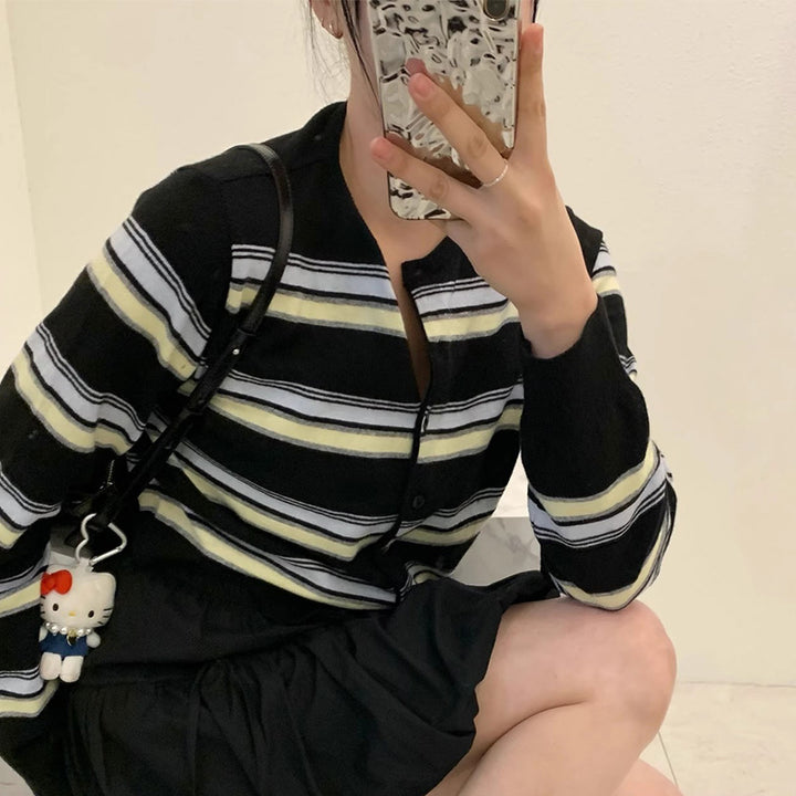 Damen sportliche Strickjacke mit modischem Streifenmuster und verspielten Knöpfen Drune
