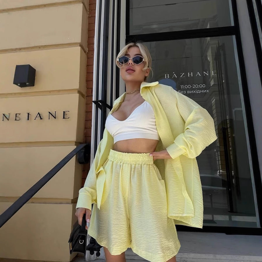 Damen lässiges Outfit mit lockerem Hemd und Shorts Drune