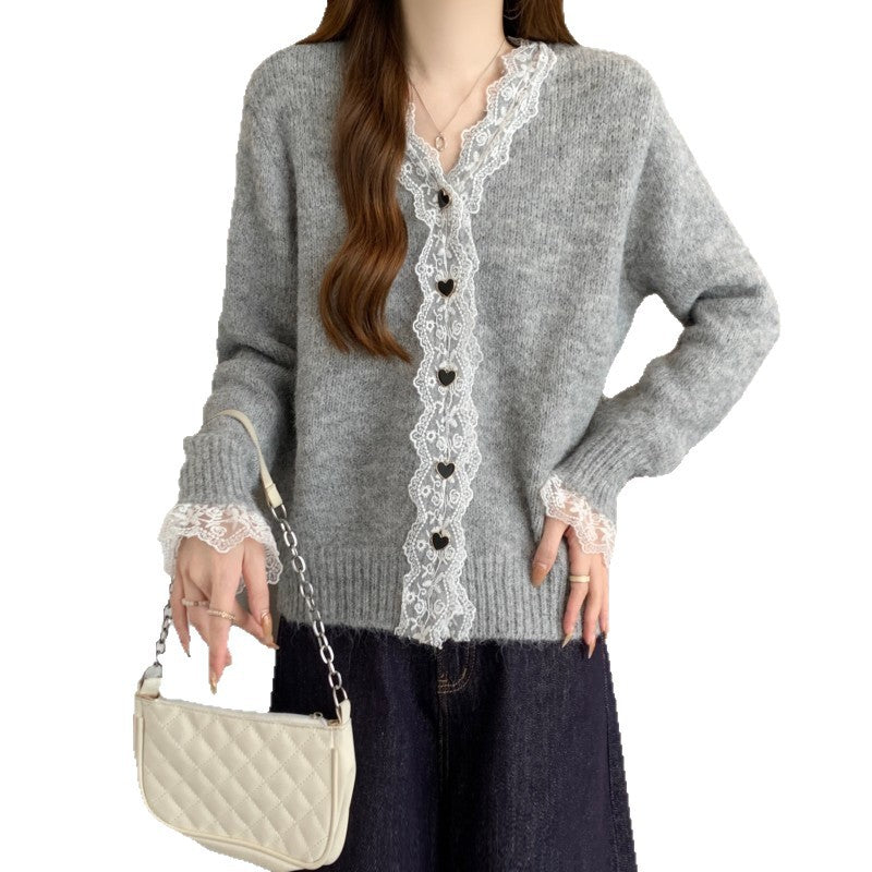 Damen Strickjacke mit Spitzenakzenten und herzförmigen Knöpfen Drune