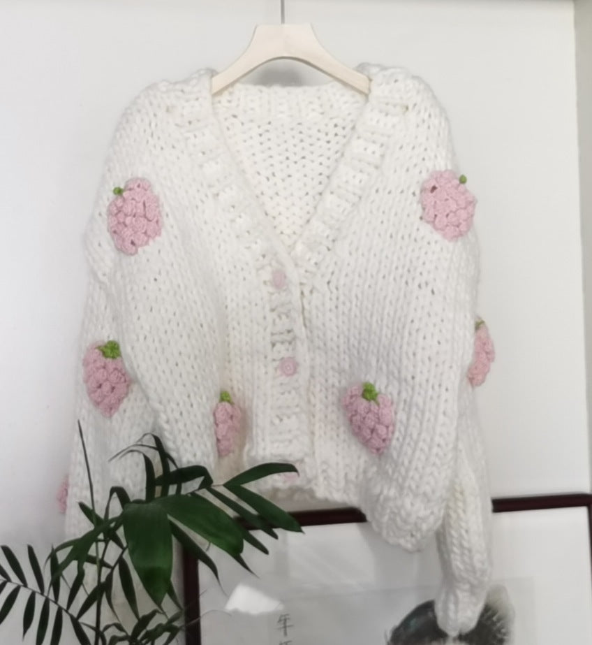 Damen Kuscheliger Strickjacke mit fröhlichem Erdbeermuster und Knopfdetails Drune