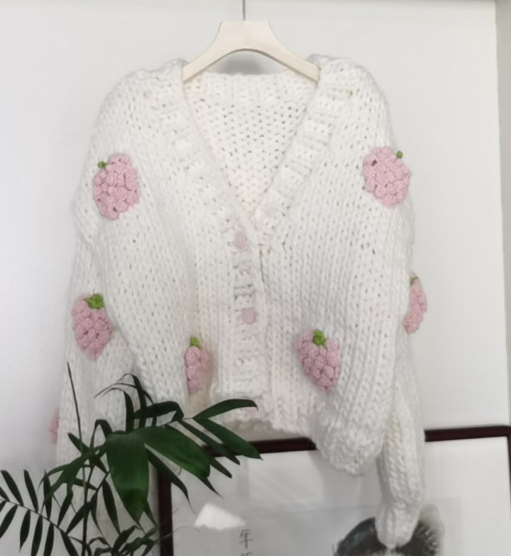 Damen Kuscheliger Strickjacke mit fröhlichem Erdbeermuster und Knopfdetails Drune
