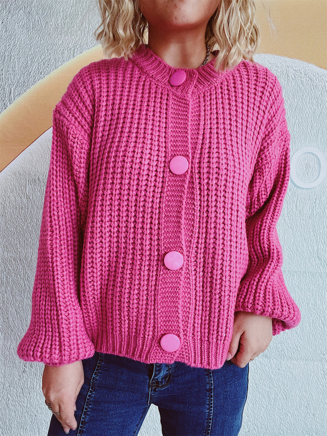 Damen Grobstrickjacke mit ballonförmigen Ärmeln und dekorativen Knöpfen Drune