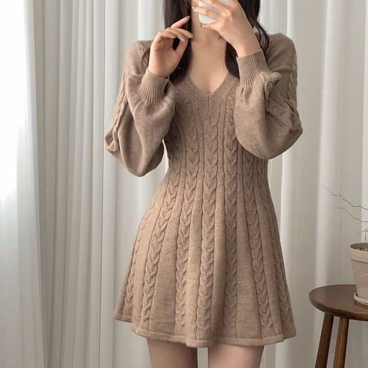Damen Strickkleid mit V-Ausschnitt und Zopfmuster Drune
