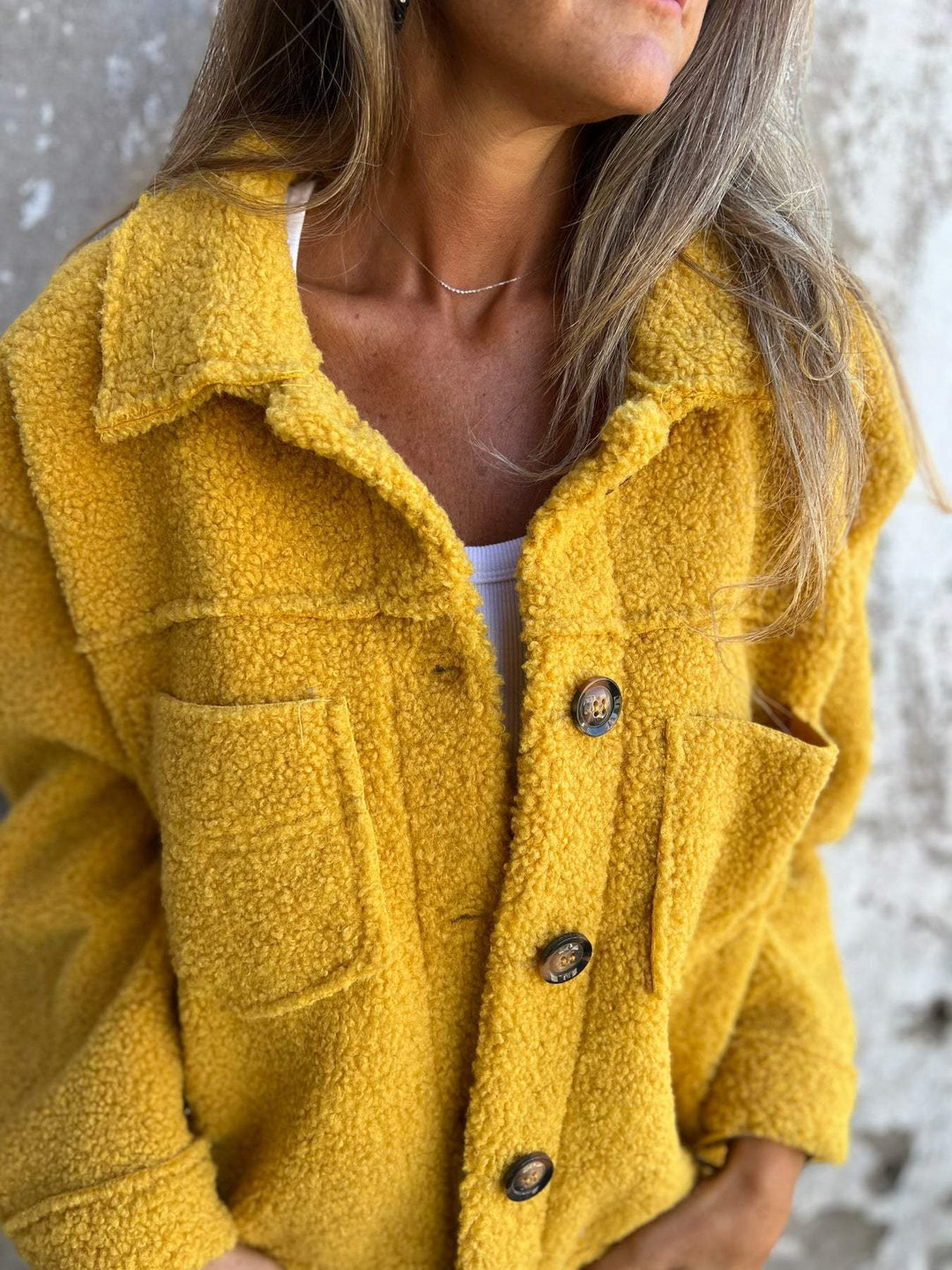 Damen nan Teddyjacke mit großem Reverskragen, durchgehender Knopfleiste und aufgesetzten Pattentaschen Drune