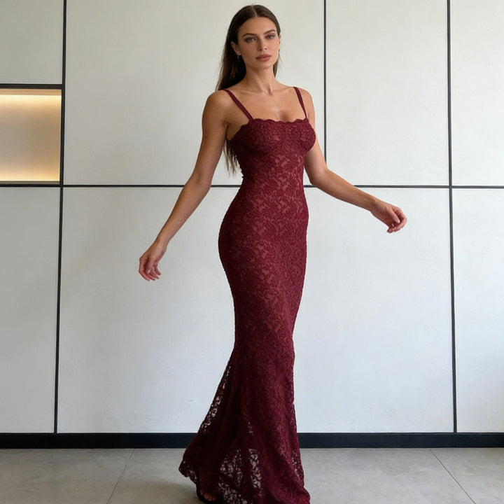 Damen Elegantes Spitzenkleid mit skulpturalem Oberteil und raffinierten Seitenschlitzen Drune