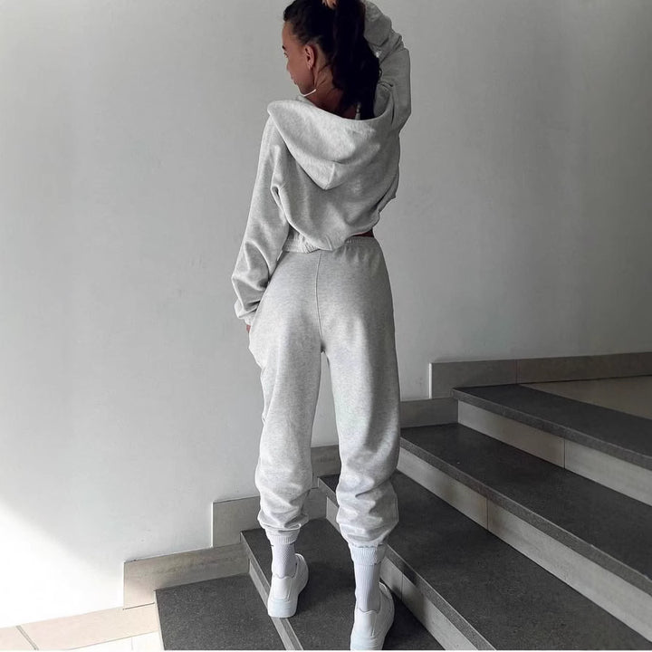 Damen sportliches Kapuzen-Set mit cropped Oberteil und bequemen Jogginghosen Drune