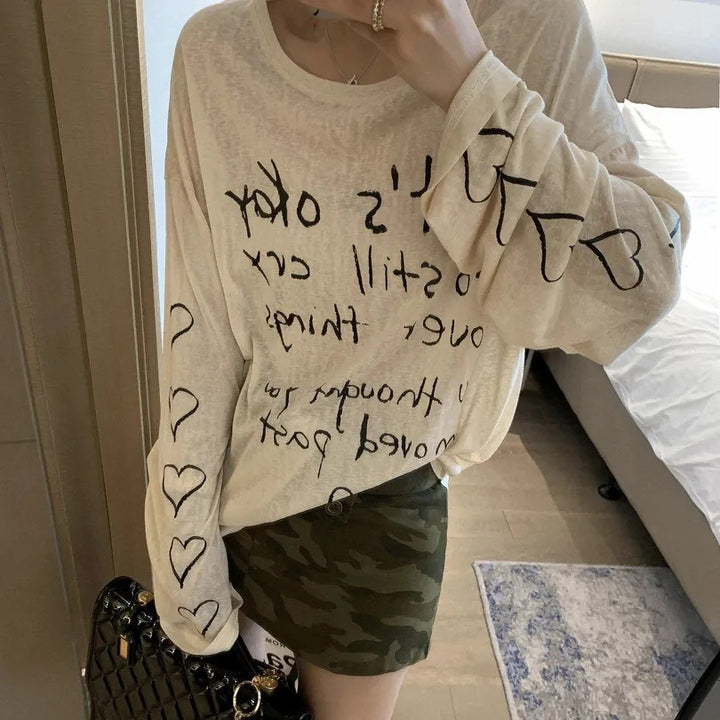 Damen lässiges Oversized-Oberteil mit off-Shoulder Design und künstlerischem Schriftzug Drune